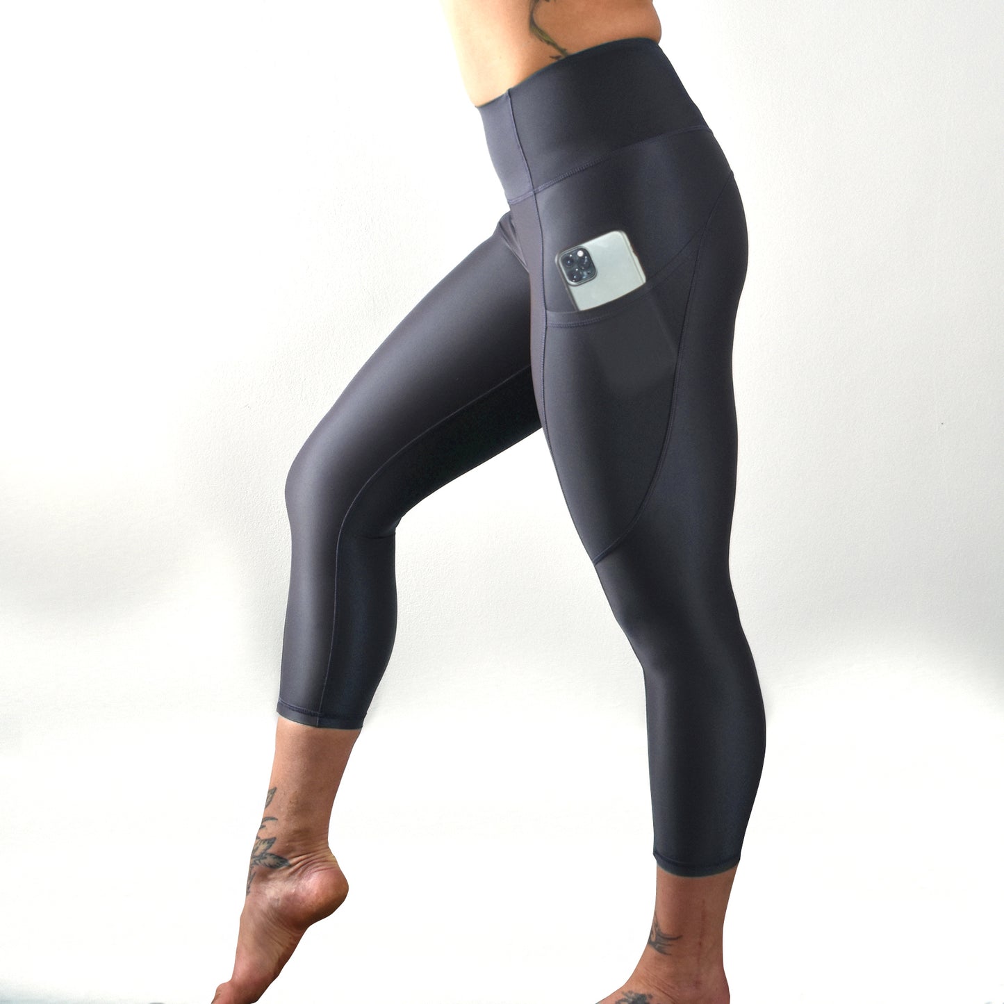 *AWARD WINNING* INVIGORATE High Waisted Cropped Running Leggings XL / Nero - Black