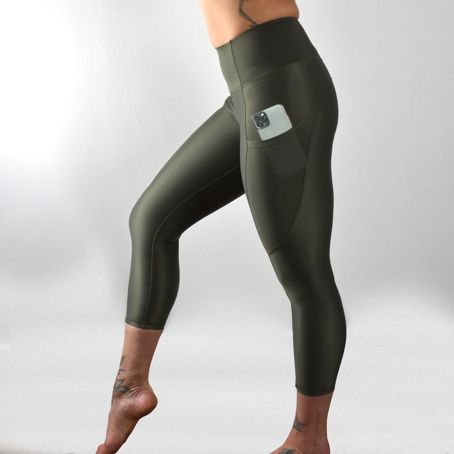 *AWARD WINNING* INVIGORATE High Waisted Cropped Running Leggings M / Tribu - Olive