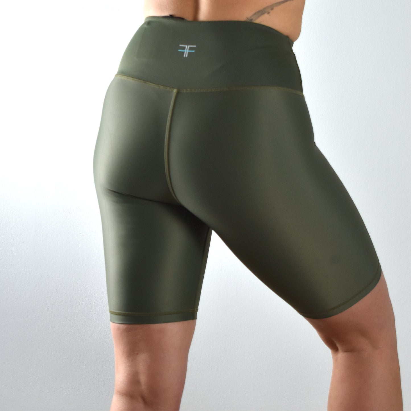 SIGNATURE Biker Shorts M / Tribu - Olive